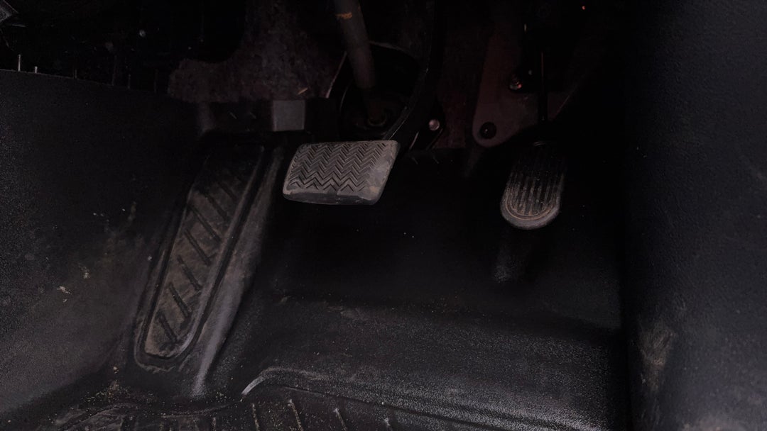 2017 Toyota Hilux Workmate, Automatic, 147470 km, Pedals and Footmat