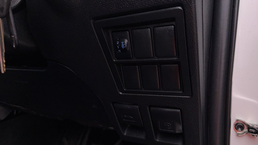 2017 Toyota Hilux Workmate, Automatic, 147470 km, Utility Switches/Buttons