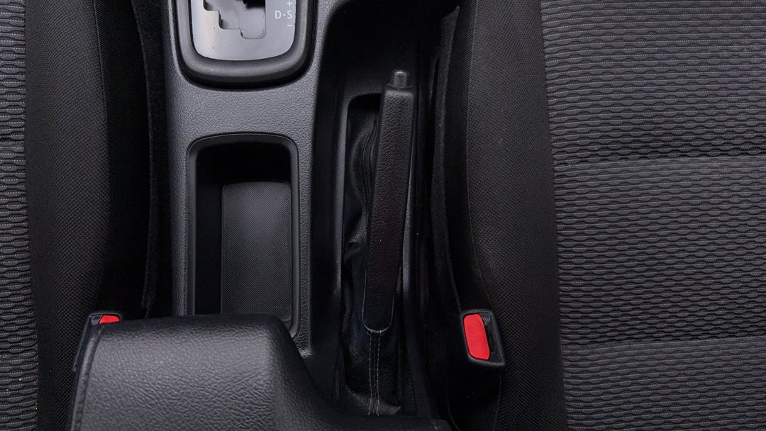 2017 Toyota Hilux Workmate, Automatic, 147470 km, Handbrake