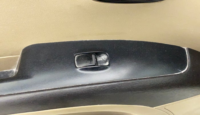 2011 Hyundai i10 SPORTZ 1.2, Petrol, Manual, 56,652 km, Left front window switch / handle - Switch/handle not functional