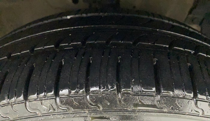 2012 Maruti Ertiga VXI, Petrol, Manual, 90,913 km, Right Front Tyre Tread