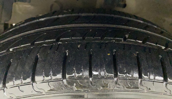 2012 Maruti Ertiga VXI, Petrol, Manual, 90,913 km, Left Front Tyre Tread