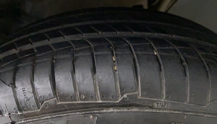2011 Toyota Etios Liva G, Petrol, Manual, 28,822 km, Left Rear Tyre Tread