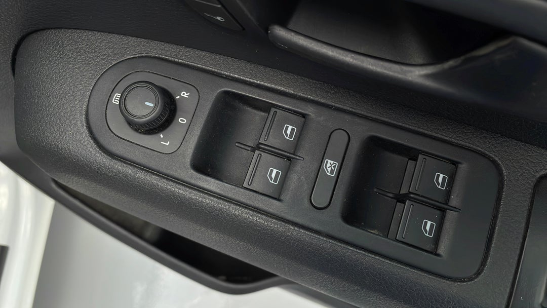 2016 Volkswagen Amarok Tdi420 (4x2), Automatic, 127888 km, Drivers Side Door Panel Controls