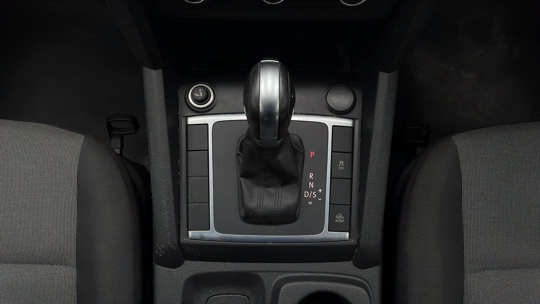 2016 Volkswagen Amarok Tdi420 (4x2), Automatic, 127888 km, Gear Lever 