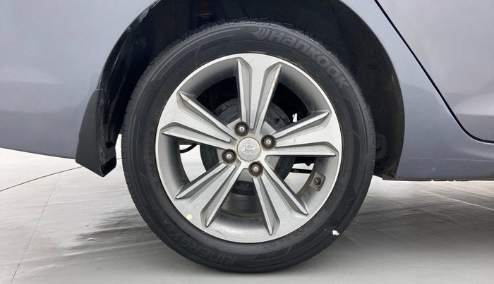 2017 Hyundai Verna 1.6 SX VTVT, Petrol, Manual, 52,559 km, Right Rear Wheel