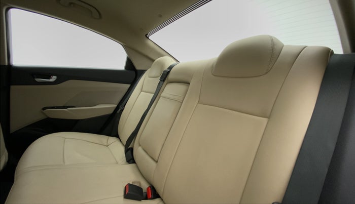 2017 Hyundai Verna FLUIDIC 1.6 SX VTVT, Petrol, Manual, 33,835 km, Right Side Rear Door Cabin