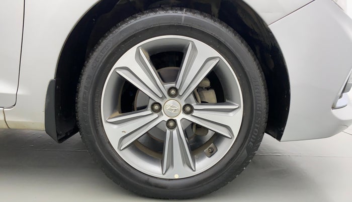 2017 Hyundai Verna FLUIDIC 1.6 SX VTVT, Petrol, Manual, 33,835 km, Right Front Wheel