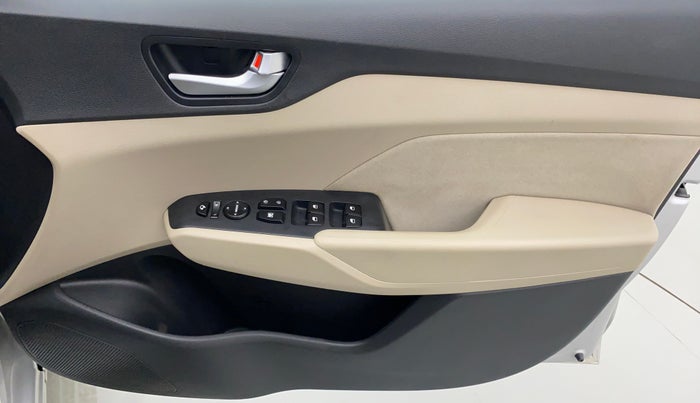 2017 Hyundai Verna FLUIDIC 1.6 SX VTVT, Petrol, Manual, 33,835 km, Driver Side Door Panels Control