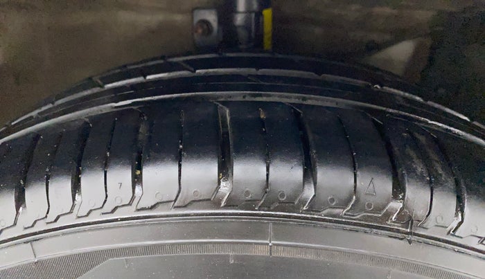 2016 Maruti Ertiga ZDI SHVS, Diesel, Manual, 32,479 km, Right Front Tyre Tread