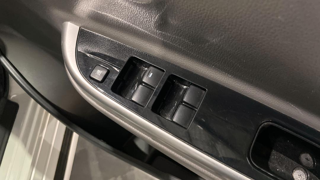 2018 Mitsubishi Triton Gls (4x4), Manual, 76764 km, Drivers Side Door Panel Controls