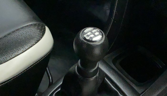 2017 Maruti Swift ZXI, Petrol, Manual, 81,355 km, Gear lever - Knob has minor damage