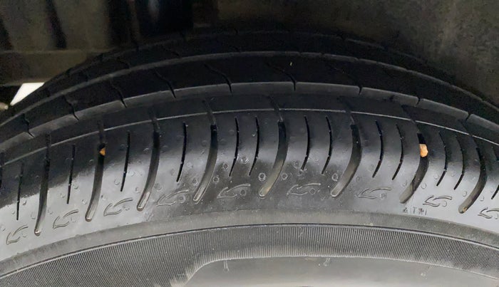 2017 Maruti Swift ZXI, Petrol, Manual, 81,355 km, Right Rear Tyre Tread
