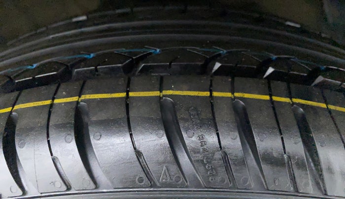 2016 Hyundai Grand i10 SPORTZ 1.2 KAPPA VTVT, Petrol, Manual, 29,139 km, Right Front Tyre Tread