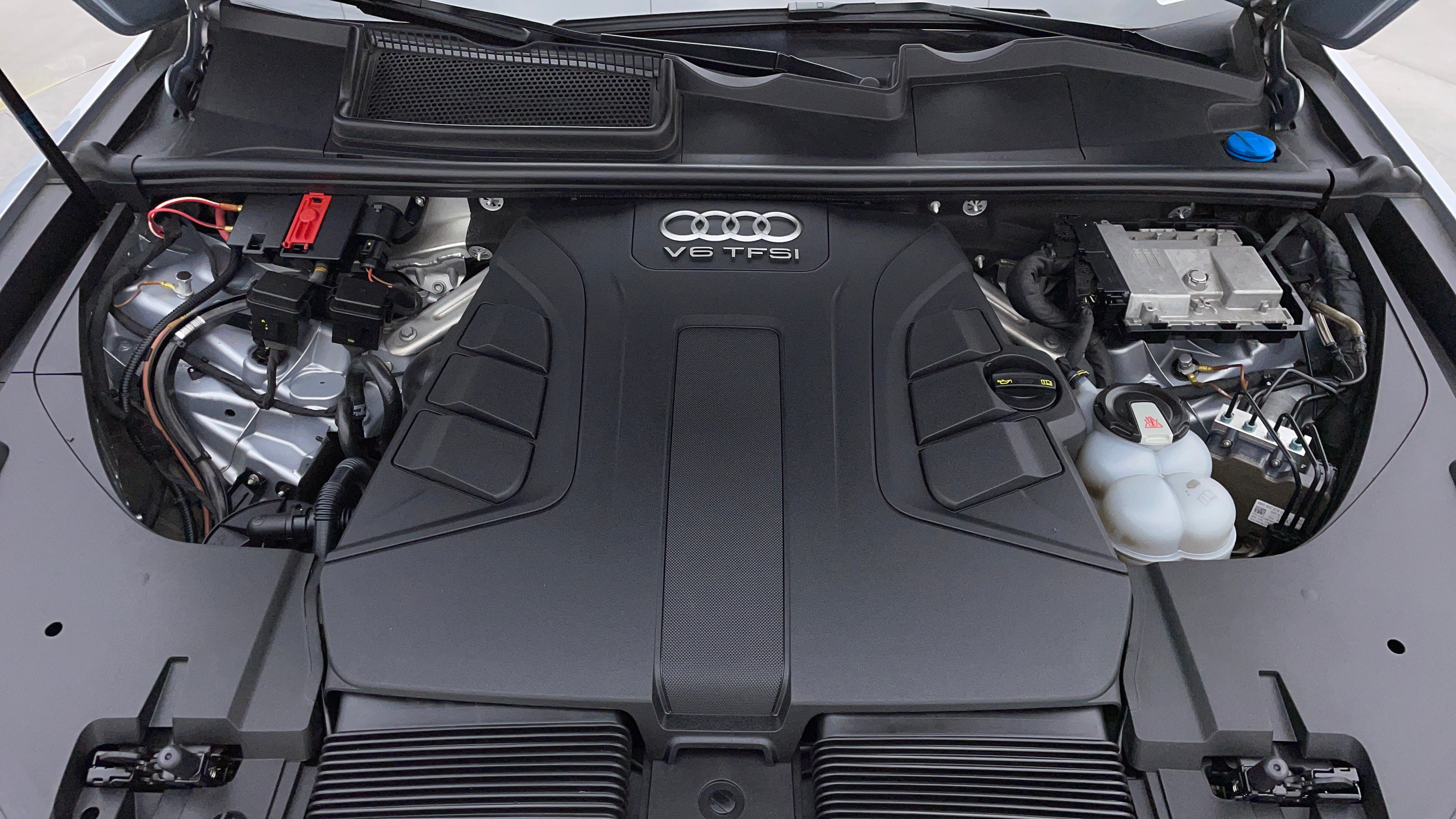 Audi Q7-Engine Bonet View