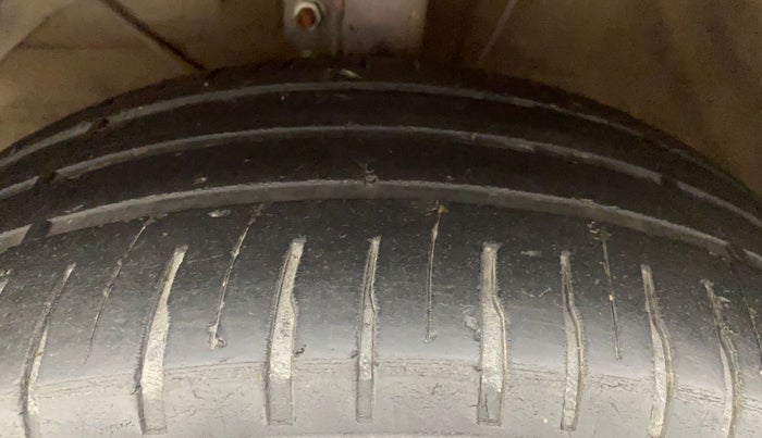 2016 Maruti Baleno ALPHA DIESEL 1.3, Diesel, Manual, 94,761 km, Left Front Tyre Tread