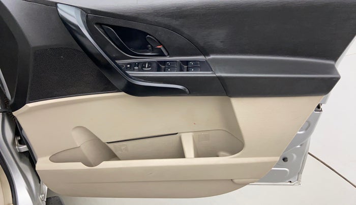 2017 Mahindra XUV500 W4 4X2, Diesel, Manual, 51,562 km, Driver Side Door Panels Controls