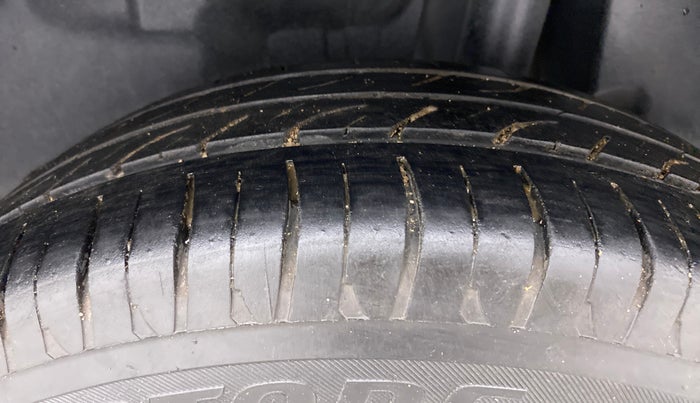 2018 Maruti Swift ZDI AMT, Diesel, Automatic, 1,21,368 km, Left Rear Tyre Tread