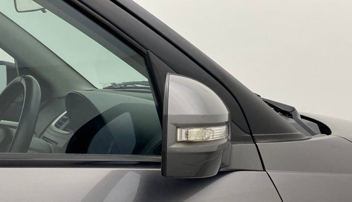 2011 Maruti Swift VXI, Petrol, Manual, 48,058 km, Right rear-view mirror - Indicator light has minor damage