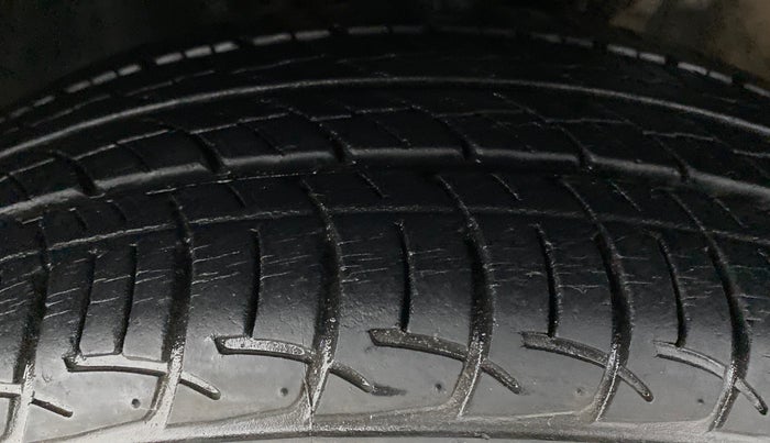2016 Volkswagen Ameo HIGHLINE 1.2, Petrol, Manual, 24,045 km, Left Front Tyre Tread