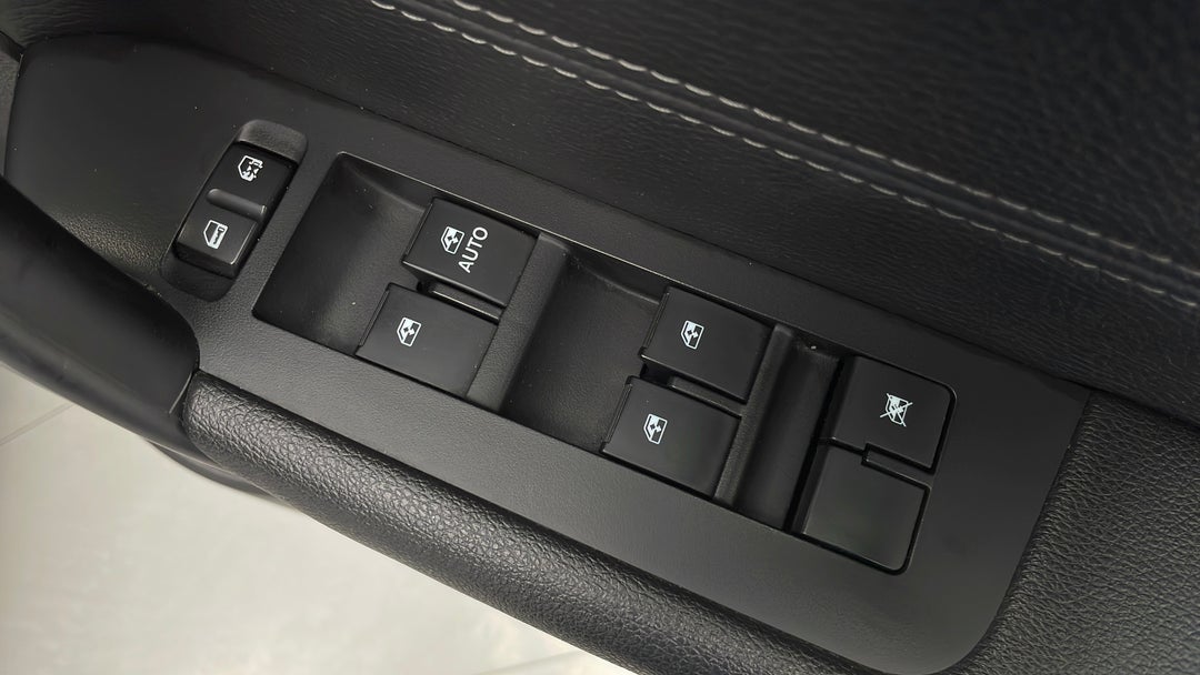 2017 Holden Captiva Active 7 Seater, Automatic, 113732 km, Drivers Side Door Panel Controls