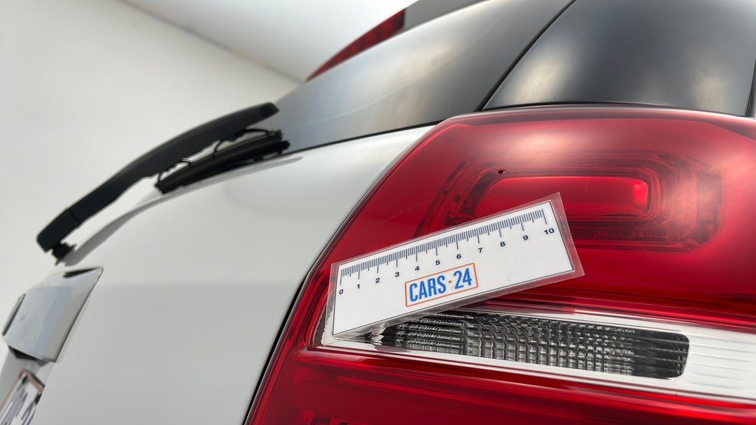 2017 Holden Captiva Active 7 Seater, Automatic, 113732 km, Lights Tail lights RHS Scratch