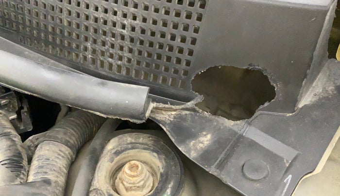 2015 Datsun Go Plus T (O), Petrol, Manual, 91,141 km, Bonnet (hood) - Cowl vent panel has minor damage