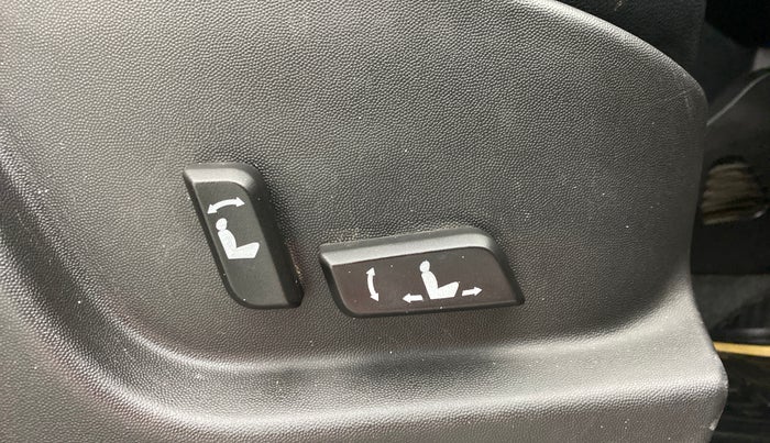 2017 Mahindra XUV500 W10 AT FWD, Diesel, Automatic, 93,913 km, Driver Side Adjustment Panel