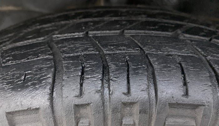 2011 Maruti Eeco 7 STR, Petrol, Manual, 67,580 km, Left Front Tyre Tread