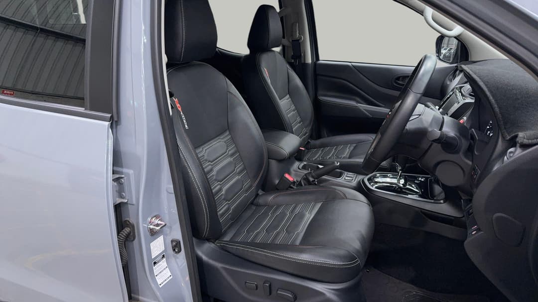 2024 Nissan Navara Pro-4x (4x4), Automatic, 18840 km, Right Side Front Door Cabin View