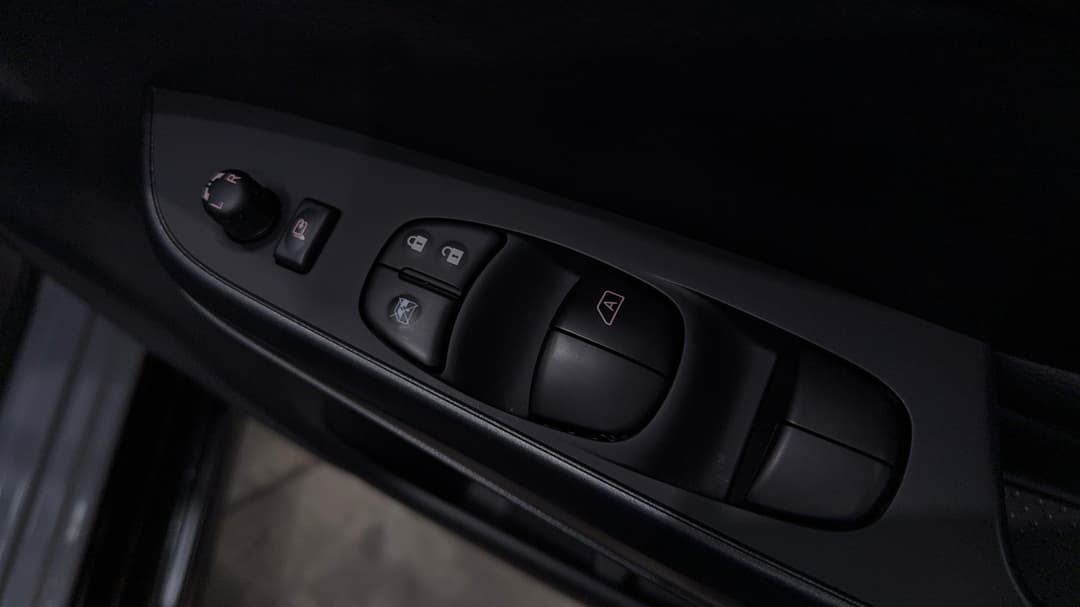 2024 Nissan Navara Pro-4x (4x4), Automatic, 18840 km, Drivers Side Door Panel Controls