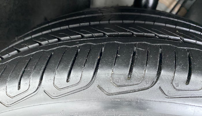 2021 Volkswagen TAIGUN TOPLINE 1.0 TSI MT, Petrol, Manual, 7,977 km, Left Front Tyre Tread
