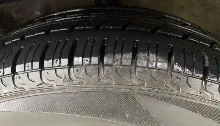 2016 Hyundai Eon 1.0 MAGNA O, Petrol, Manual, 95,995 km, Left Front Tyre Tread
