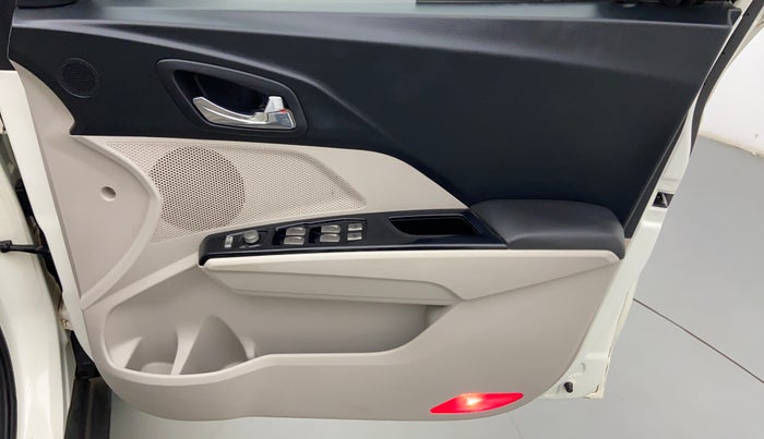 2021 Mahindra XUV300 1.2 W8 OPT, Petrol, Manual, 35,130 km, Driver Side Door Panels Control