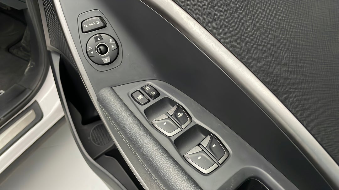 2015 Hyundai Santa Fe Highlander Crdi (4x4), Automatic, 78659 km, Drivers Side Door Panel Controls