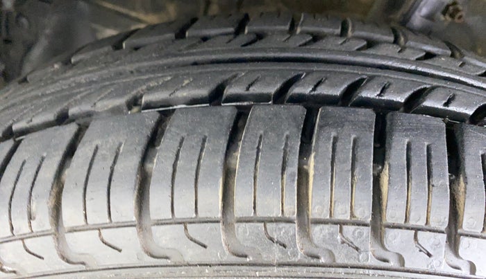 2013 Maruti Swift VXI D, Petrol, Manual, 82,291 km, Left Front Tyre Tread