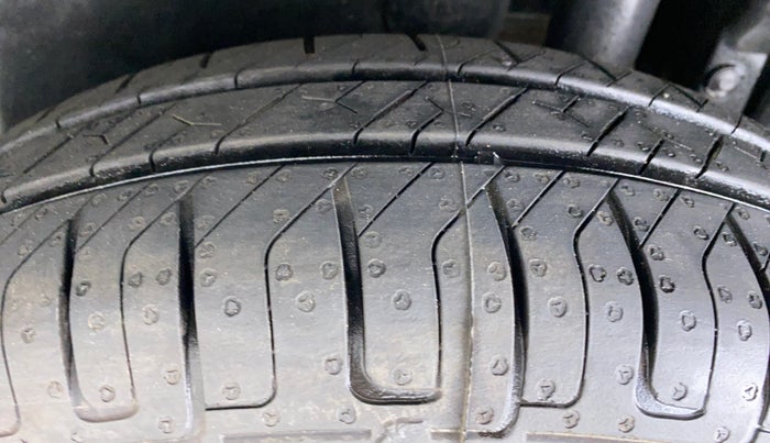 2013 Maruti Swift VXI D, Petrol, Manual, 82,291 km, Left Rear Tyre Tread
