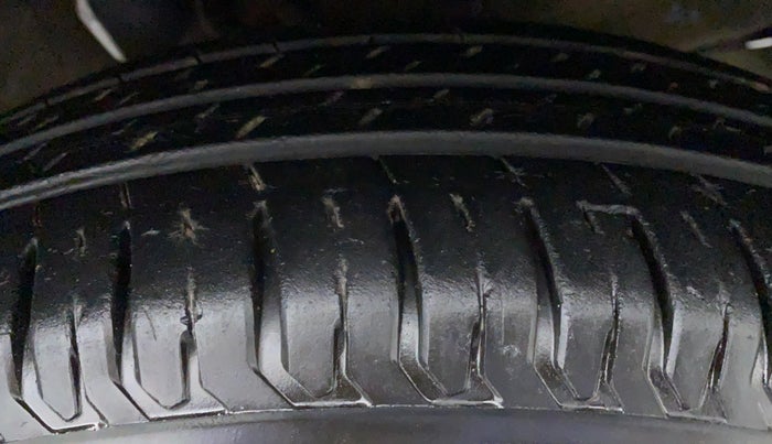2018 Maruti Swift VXI AMT D, Petrol, Automatic, 34,242 km, Left Front Tyre Tread