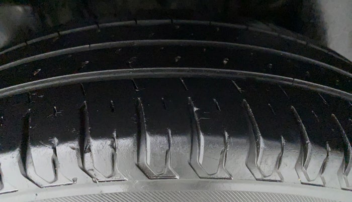 2018 Maruti Swift VXI AMT D, Petrol, Automatic, 34,242 km, Right Front Tyre Tread