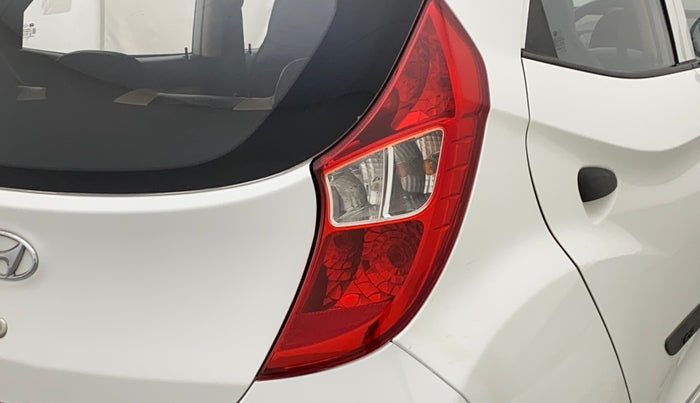 2014 Hyundai Eon D-LITE+, Petrol, Manual, 74,865 km, Right tail light - Minor scratches