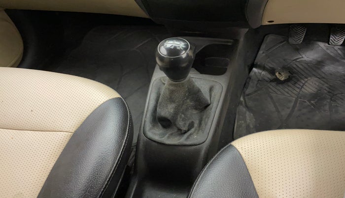 2014 Hyundai Eon D-LITE+, Petrol, Manual, 74,865 km, Gear lever - Boot cover slightly torn