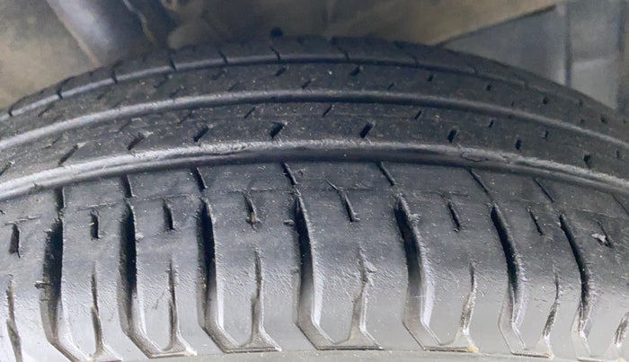 2018 Maruti Dzire LXI, Petrol, Manual, 25,788 km, Right Front Tyre Tread