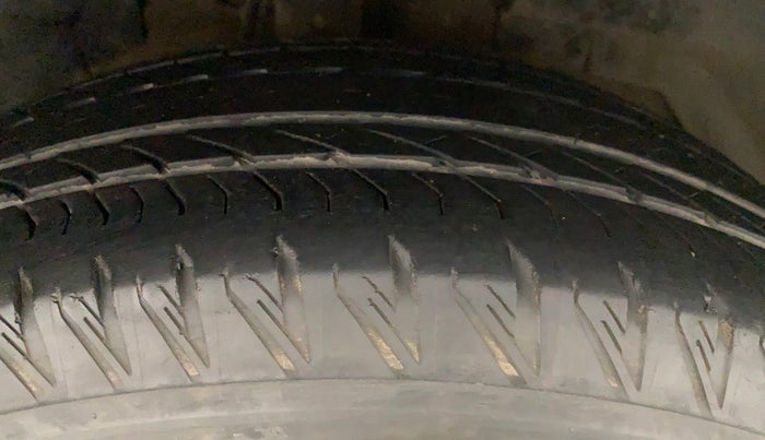 2019 Mahindra XUV500 W11 AT, Diesel, Automatic, 40,095 km, Right Front Tyre Tread