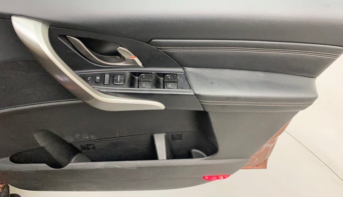 2019 Mahindra XUV500 W11 AT, Diesel, Automatic, 40,095 km, Driver Side Door Panels Control