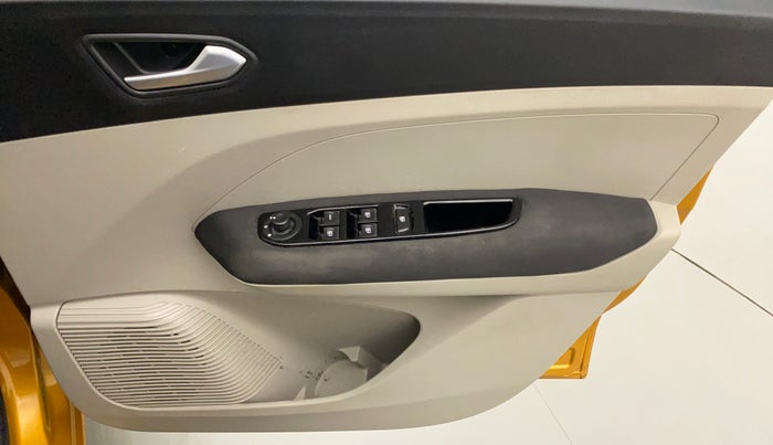2019 Renault TRIBER RXZ, Petrol, Manual, 27,196 km, Driver Side Door Panels Control