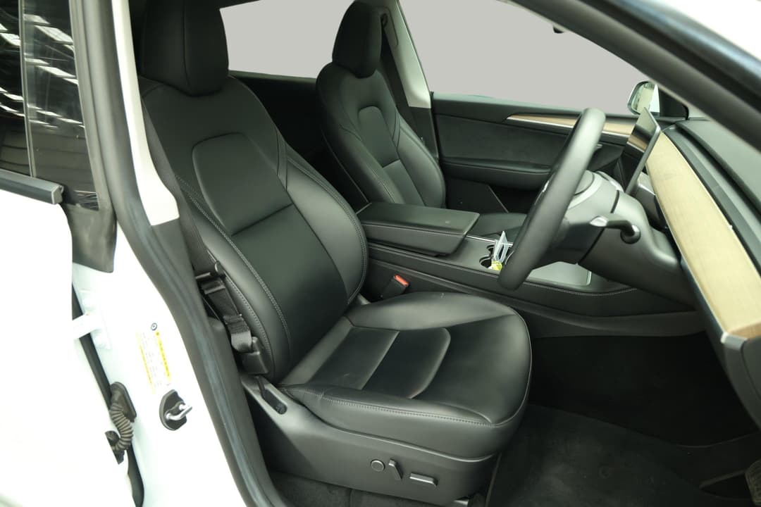 2023 Tesla Model Y Rear-wheel Drive, Automatic, 41628 km, Right Side Front Door Cabin View