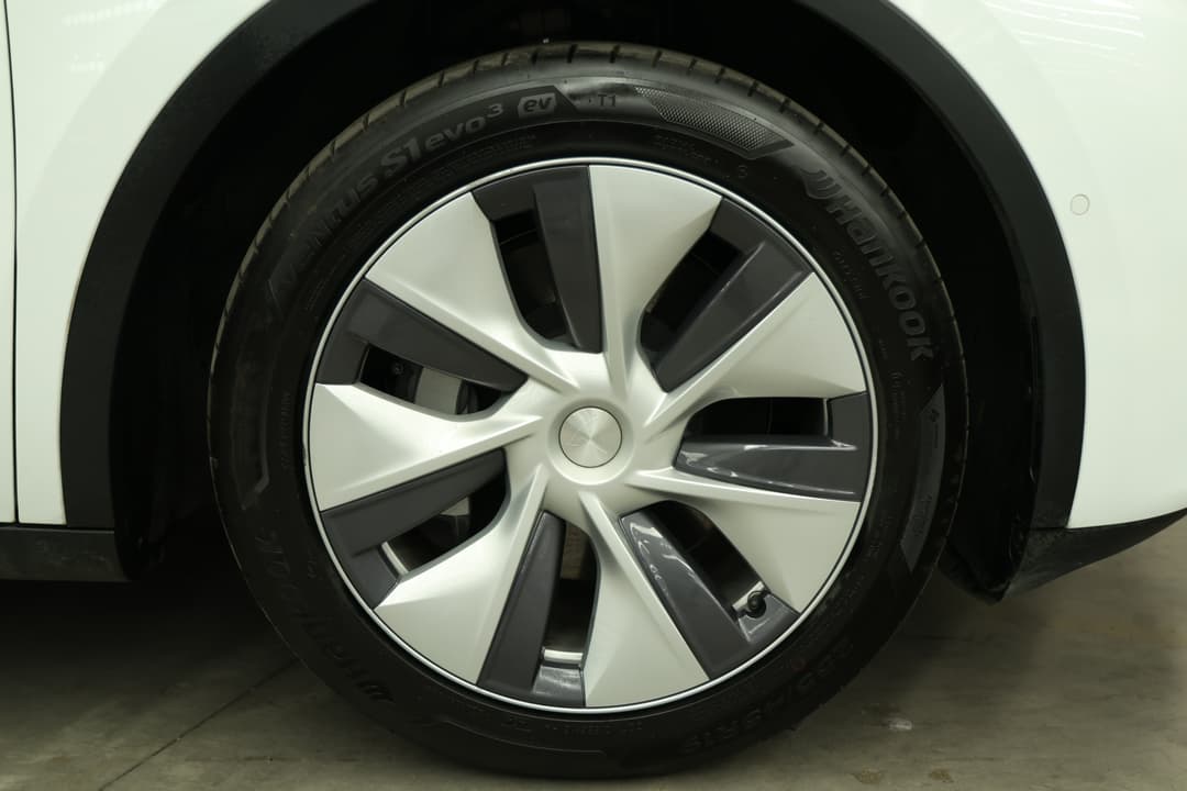 2023 Tesla Model Y Rear-wheel Drive, Automatic, 41628 km, Right Front Wheel