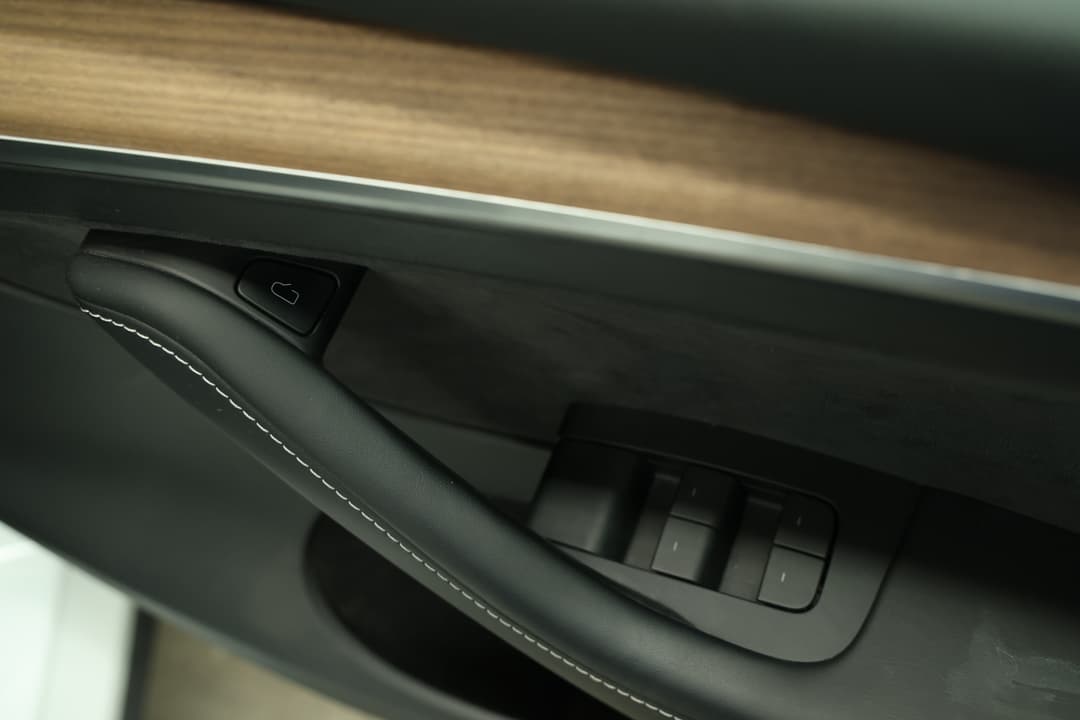 2023 Tesla Model Y Rear-wheel Drive, Automatic, 41628 km, Drivers Side Door Panel Controls