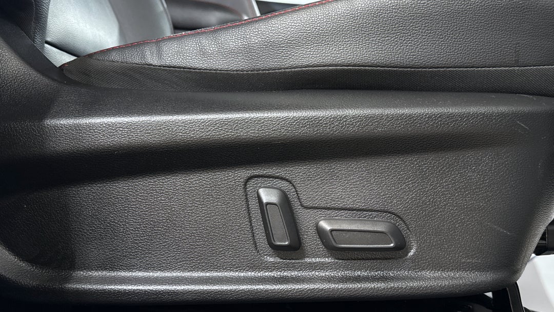 2023 LDV T60 Max Luxe (4x4), Automatic, 19206 km, Drivers Side Adjustment Panel