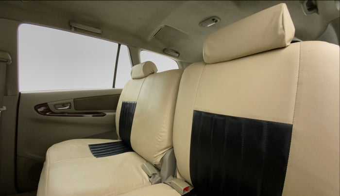 2014 Toyota Innova 2.5 VX 8 STR BS IV, Diesel, Manual, 84,292 km, Right Side Rear Door Cabin